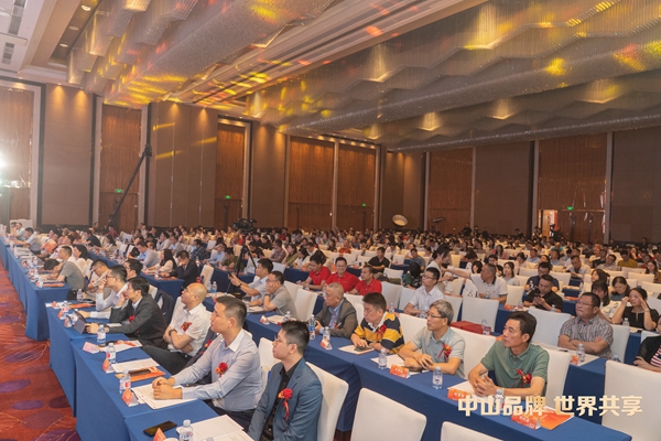 一眾商協(xié)會領(lǐng)導(dǎo)、各鎮(zhèn)區(qū)代表、中山各品牌企業(yè)家共同出席本次盛會 一眾商協(xié)會領(lǐng)導(dǎo)、各鎮(zhèn)區(qū)代表、中山各品牌企業(yè)家共同出席本次盛會