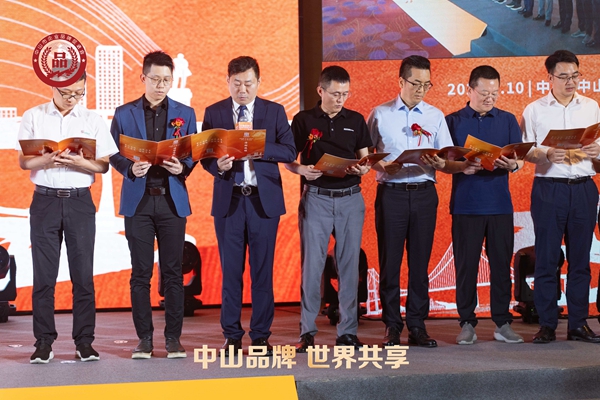 伍嘉煒總經(jīng)理(左二)進行品牌宣言 伍嘉煒總經(jīng)理(左二)進行品牌宣言