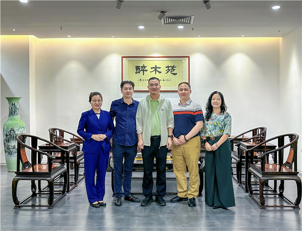 廣東省家具協(xié)會會長王克（中）與廣州市醉木苑紅木家具有限公司總經(jīng)理鄭庭華（右二）、廣州市緣融軒商貿(mào)有限公司總經(jīng)理陳建陽（左二）合影