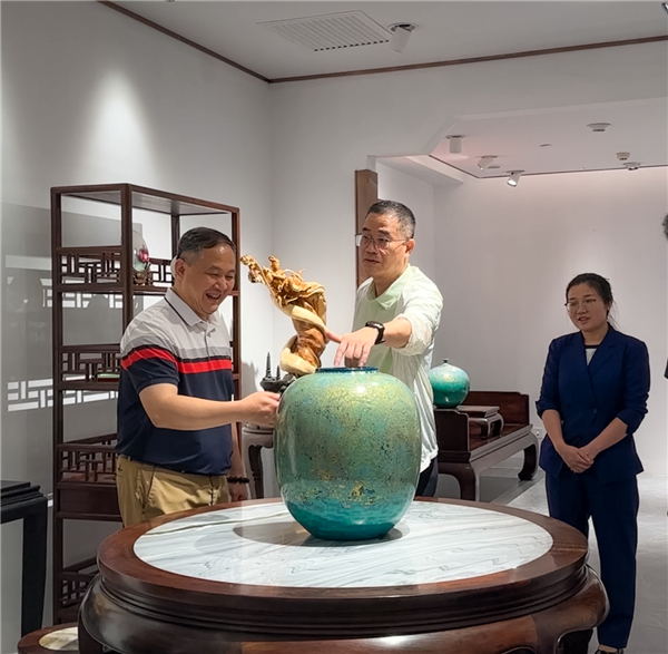 鄭庭華總經(jīng)理（左）熱情指引王克會長（中）一行參觀醉木苑展廳