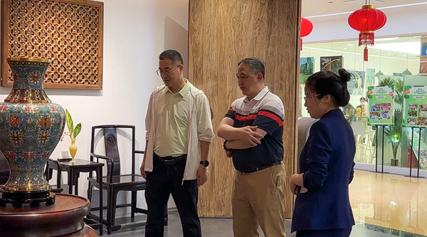 王克會長（左）與鄭庭華總經(jīng)理（中）一同鑒賞醉木苑的紅木家具細節(jié)