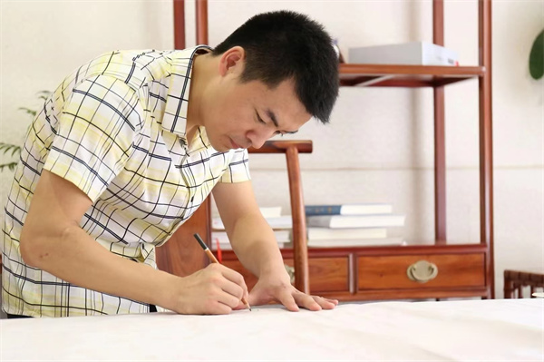 陳麟,國家高級工藝美術(shù)師、國家一級/高級技師、福建省工藝美術(shù)大師、福建省工藝美術(shù)名人、國非遺“仙作古典工藝家具制作技藝”市級代表性傳承人 陳麟,國家高級工藝美術(shù)師、國家一級/高級技師、福建省工藝美術(shù)大師、福建省工藝美術(shù)名人、國非遺“仙作古典工藝家具制作技藝”市級代表性傳承人