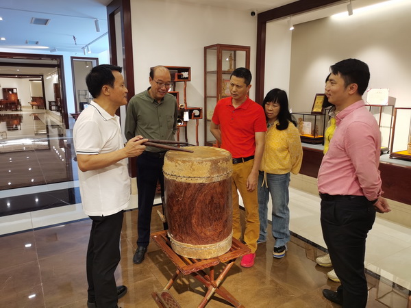 林慶財(cái)大師收藏的已知中國(guó)最大的黃花梨鼓 林慶財(cái)大師收藏的已知中國(guó)最大的黃花梨鼓