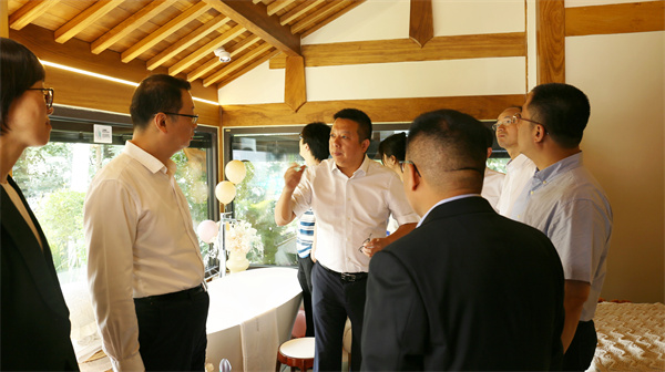 上海市長寧區(qū)區(qū)長侯繼軍參觀點贊