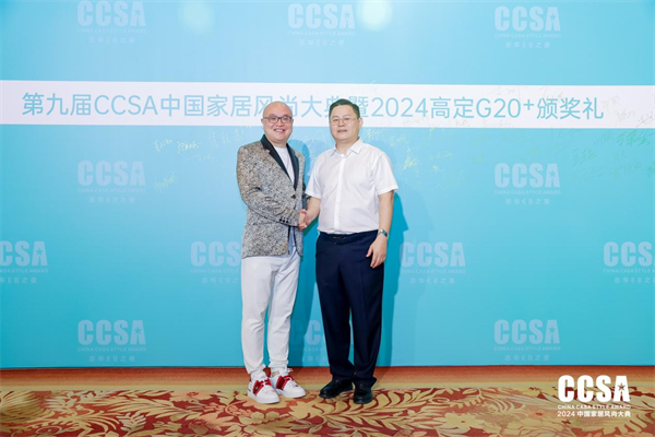 卓木王總裁杜長江(左)與中國高定展、高定俱樂部創(chuàng)始人張傳喜 卓木王總裁杜長江(左)與中國高定展、高定俱樂部創(chuàng)始人張傳喜