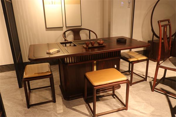 黑酸枝新中式品牌家寶紅木：裊裊茶香丈量?jī)?yōu)雅尺度，延展茶臺(tái)之美
