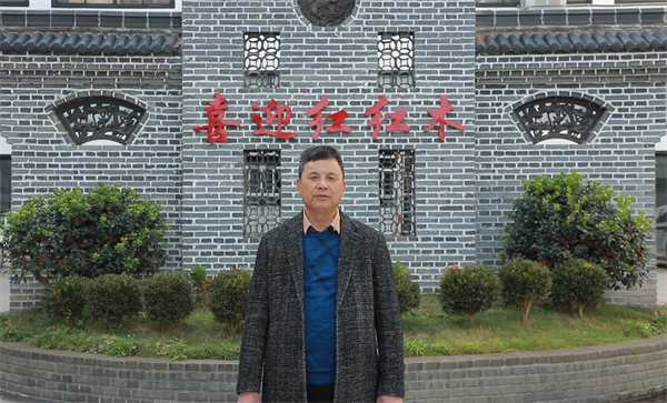 喜迎紅紅木董事長(zhǎng)陸飛躍 喜迎紅紅木董事長(zhǎng)陸飛躍