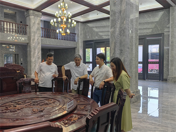 喜迎紅紅木董事長(zhǎng)陸飛躍(左一)為全聯(lián)藝術(shù)紅木家具專(zhuān)業(yè)委員會(huì)專(zhuān)家顧問(wèn)、故宮博物院文??萍疾吭魅尾莒o樓(左二),全國(guó)工商聯(lián)藝術(shù)紅木家具專(zhuān)委會(huì)執(zhí)行會(huì)長(zhǎng)、品牌紅木創(chuàng)始人、CEO林偉華(右二)介紹水性漆家具 喜迎紅紅木董事長(zhǎng)陸飛躍(左一)為全聯(lián)藝術(shù)紅木家具專(zhuān)業(yè)委員會(huì)專(zhuān)家顧問(wèn)、故宮博物院文保科技部原主任曹靜樓(左二),全國(guó)工商聯(lián)藝術(shù)紅木家具專(zhuān)委會(huì)執(zhí)行會(huì)長(zhǎng)、品牌紅木創(chuàng)始人、CEO林偉華(右二)介紹水性漆家具