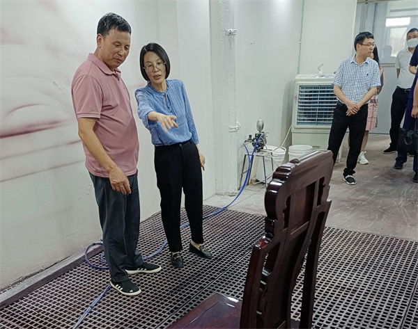 喜迎紅紅木董事長(zhǎng)陸飛躍為政府領(lǐng)導(dǎo)介紹水性漆工藝 喜迎紅紅木董事長(zhǎng)陸飛躍為政府領(lǐng)導(dǎo)介紹水性漆工藝