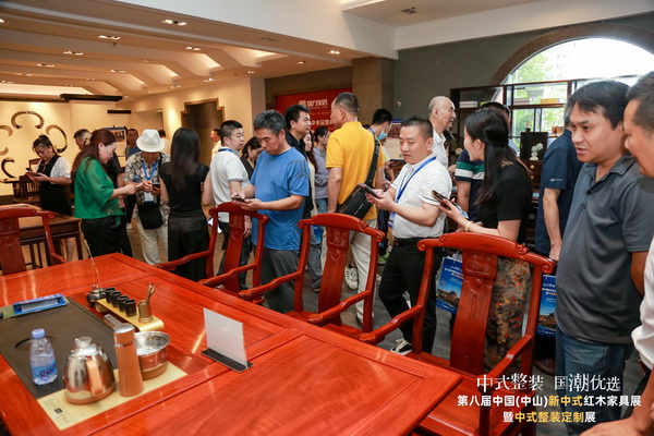 良辰軒紅木《國粹茶臺》在展會現(xiàn)場備受關(guān)注 良辰軒紅木《國粹茶臺》在展會現(xiàn)場備受關(guān)注