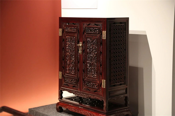 《典藏——紫檀精雕花鳥帶托泥方角柜》