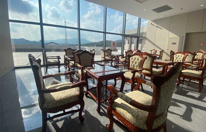 李忠信紅木家具亮相橫店高鐵站，再掀品牌巨浪