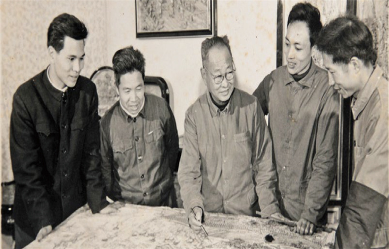 明堂紅木：薪水相承，禮贊師恩