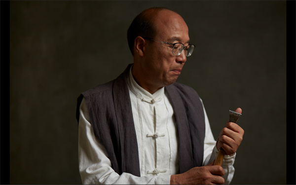 中國傳統(tǒng)工藝大師、卓木王董事長杜承三始終認(rèn)為要對工具抱有敬畏之心 中國傳統(tǒng)工藝大師、卓木王董事長杜承三始終認(rèn)為要對工具抱有敬畏之心