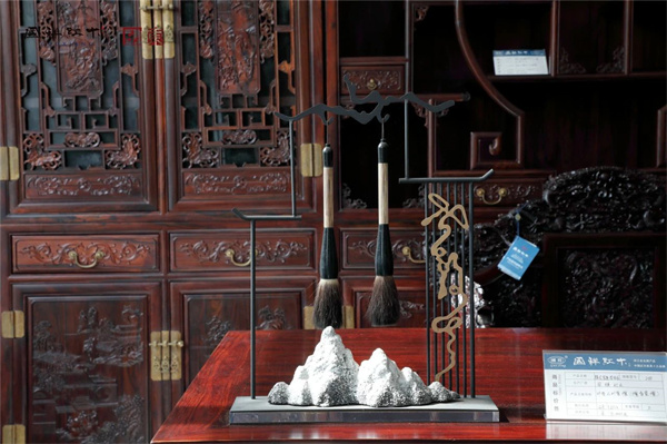 緬甸花梨家具廠家國(guó)祥紅木：教師如匠人，雕琢心靈，筑夢(mèng)未來