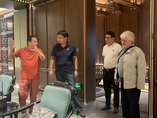 從左至右:紅寶軒紅木董事長(zhǎng)曹兆庭、曹卿博士、紅寶軒招商總監(jiān)朱咪咪、Karl Otto Ellefsen教授 從左至右:紅寶軒紅木董事長(zhǎng)曹兆庭、曹卿博士、紅寶軒招商總監(jiān)朱咪咪、Karl Otto Ellefsen教授