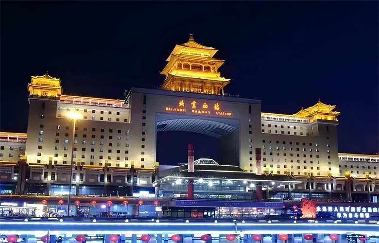 李忠信紅木央視廣告登錄北京西站 共慶新中國75華誕