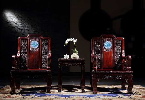 曹兆庭大師領(lǐng)銜創(chuàng)作的《國賓沙發(fā)》被北京釣魚臺國賓館收藏,并多次用于重要外賓接待 曹兆庭大師領(lǐng)銜創(chuàng)作的《國賓沙發(fā)》被北京釣魚臺國賓館收藏,并多次用于重要外賓接待