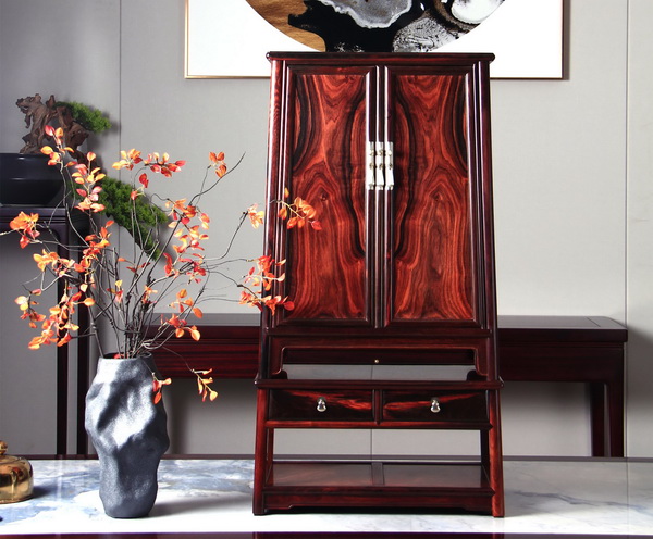 曹兆庭大師領(lǐng)銜創(chuàng)作的《大圓角柜》被九國元首珍藏 曹兆庭大師領(lǐng)銜創(chuàng)作的《大圓角柜》被九國元首珍藏