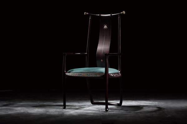 曹兆庭大師創(chuàng)立“央璽”國奢紅木家居品牌,旗下產(chǎn)品《逍遙椅》亮相北京非遺成果展中央美術(shù)學(xué)院展區(qū) 曹兆庭大師創(chuàng)立“央璽”國奢紅木家居品牌,旗下產(chǎn)品《逍遙椅》亮相北京非遺成果展中央美術(shù)學(xué)院展區(qū)