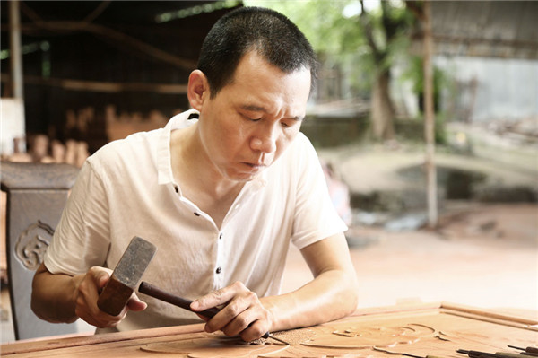 中國傳統(tǒng)工藝大師、波記紫檀館董事長伍建波