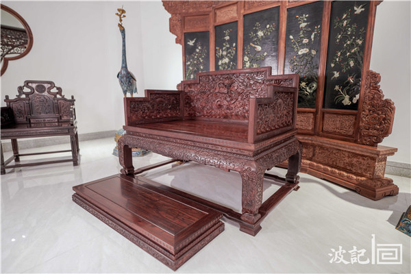 《雕龍寶座》，色澤天然，紋理清晰