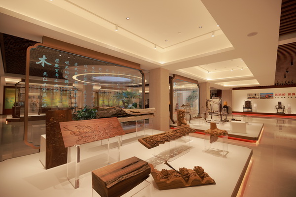 懷古木業(yè)將“木器家人 誠信和諧”作為經(jīng)營理念，并刻于展廳文化墻上時刻警醒