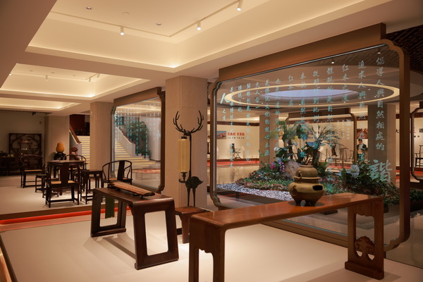 懷古木業(yè)將“木器家人 誠信和諧”作為經(jīng)營理念，并刻于展廳文化墻上時刻警醒