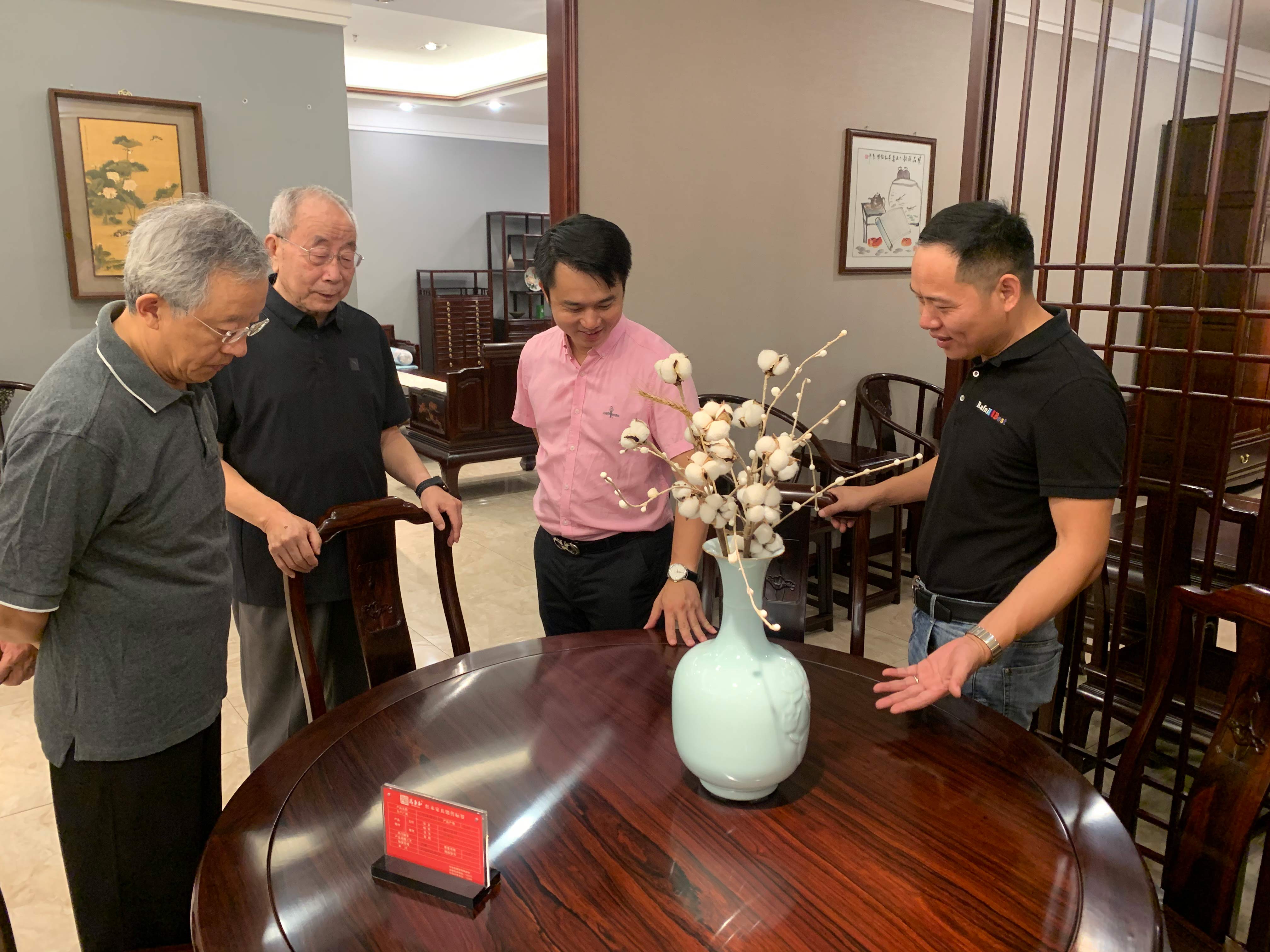 董事長(zhǎng)蔣國(guó)洪給專家介紹微凹黃檀家具 董事長(zhǎng)蔣國(guó)洪給專家介紹微凹黃檀家具