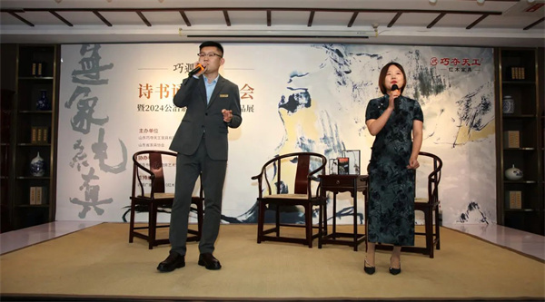 巧奪天工紅木員工張曉旭、馬騰飛演唱歌曲《但愿人長久》