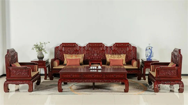 巧奪天工紅木精品的背后是工匠對傳統(tǒng)工藝的傳承和品質(zhì)的執(zhí)著