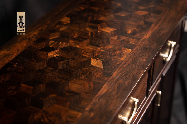榮鼎軒紅木成功實(shí)現(xiàn)紫光檀無縫技術(shù)成果 榮鼎軒紅木成功實(shí)現(xiàn)紫光檀無縫技術(shù)成果