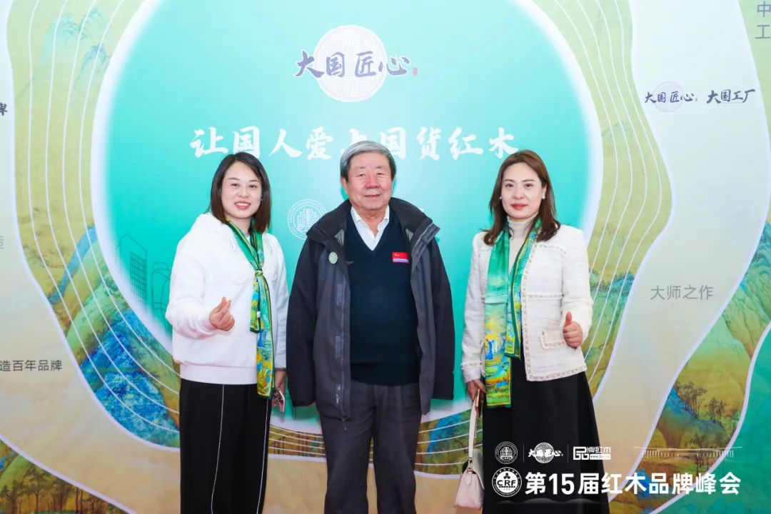 凹凸傳奇紅木董事長(zhǎng)唐麗(左)、經(jīng)理唐路(右二)與全國(guó)人大法律委員會(huì)原副主任、全國(guó)政協(xié)原常委、全國(guó)工商聯(lián)原常務(wù)副主席孫安民(左二)合影留念 凹凸傳奇紅木董事長(zhǎng)唐麗(左)、經(jīng)理唐路(右二)與全國(guó)人大法律委員會(huì)原副主任、全國(guó)政協(xié)原常委、全國(guó)工商聯(lián)原常務(wù)副主席孫安民(左二)合影留念