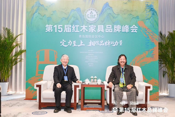 國務院發(fā)展研究中心原副主任、中國企業(yè)評價協(xié)會會長侯云春(左)與金彪云大師(右)合影 國務院發(fā)展研究中心原副主任、中國企業(yè)評價協(xié)會會長侯云春(左)與金彪云大師(右)合影