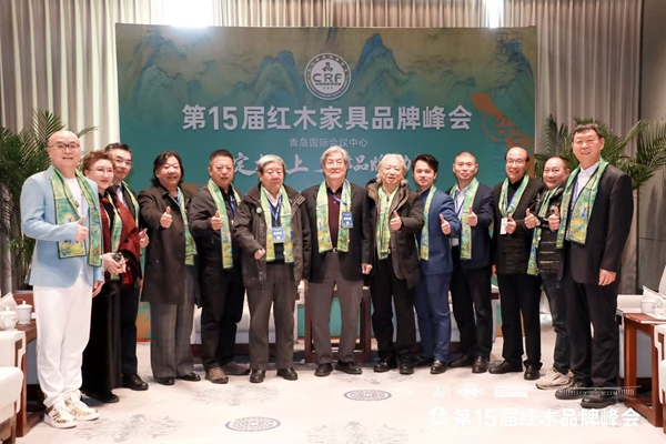 金彪云大師(左四)與全國人大原常委、全國政協(xié)原常委、 全國人大法律委員會原副主任、全國工商聯(lián)原常務副主席、北京市原副市長孫安民(左七)以及優(yōu)秀紅木企業(yè)代表合影留念 金彪云大師(左四)與全國人大原常委、全國政協(xié)原常委、 全國人大法律委員會原副主任、全國工商聯(lián)原常務副主席、北京市原副市長孫安民(左七)以及優(yōu)秀紅木企業(yè)代表合影留念