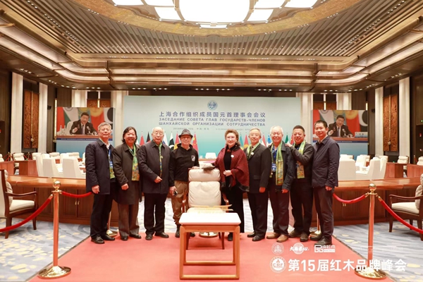 金彪云大師(左二)和行業(yè)專家在青島上合峰會會址合影留念 金彪云大師(左二)和行業(yè)專家在青島上合峰會會址合影留念