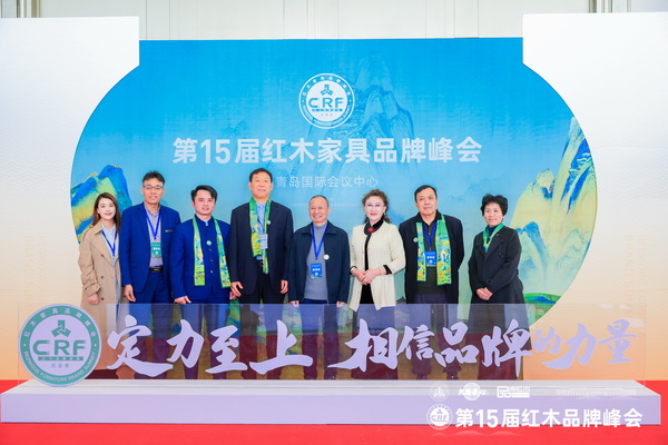 巴吉五軸總經(jīng)理何戰(zhàn)與參會(huì)嘉賓合影 巴吉五軸總經(jīng)理何戰(zhàn)與參會(huì)嘉賓合影