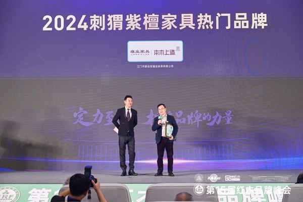 雄業(yè)家具董事長接受央視主持人肖貴寧采訪 雄業(yè)家具董事長接受央視主持人肖貴寧采訪