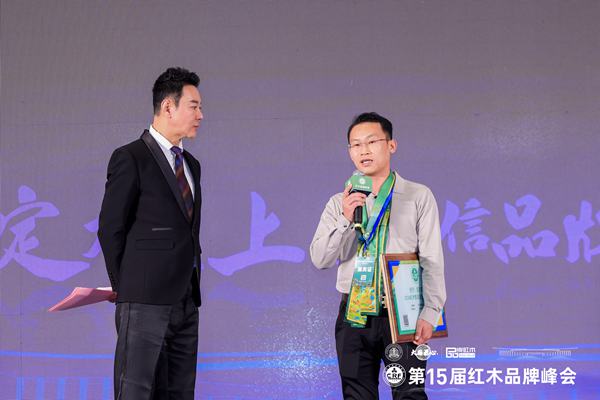 國(guó)方家居工藝總監(jiān)章小華接受央視主持人肖貴寧采訪 國(guó)方家居工藝總監(jiān)章小華接受央視主持人肖貴寧采訪