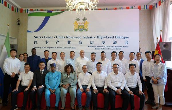 高級(jí)工藝美術(shù)師、國(guó)方家居創(chuàng)始人陳新平出席中塞紅木產(chǎn)業(yè)高層國(guó)際交流會(huì) 高級(jí)工藝美術(shù)師、國(guó)方家居創(chuàng)始人陳新平出席中塞紅木產(chǎn)業(yè)高層國(guó)際交流會(huì)