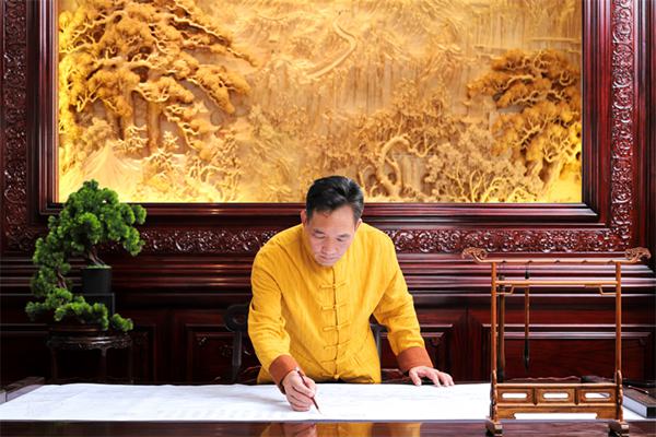 高級(jí)工藝美術(shù)師、國(guó)方家居創(chuàng)始人陳新平日常畫圖工作 高級(jí)工藝美術(shù)師、國(guó)方家居創(chuàng)始人陳新平日常畫圖工作