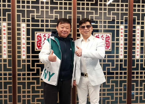 著名演員邵峰(左)蒞臨大戶人家選購(gòu)紅木家具并與大戶人家董事長(zhǎng)周世建(右)合影 著名演員邵峰(左)蒞臨大戶人家選購(gòu)紅木家具并與大戶人家董事長(zhǎng)周世建(右)合影