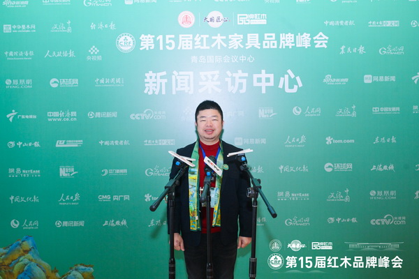 海龍紅木董事長(zhǎng)李良專(zhuān)在第15屆紅木家具品牌峰會(huì)現(xiàn)場(chǎng)接受媒體采訪(fǎng)
