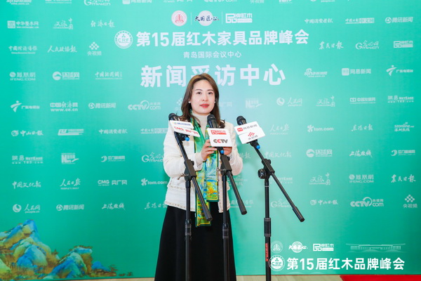 凹凸傳奇紅木董事長(zhǎng)唐麗在第15屆紅木家具品牌峰會(huì)現(xiàn)場(chǎng)接受媒體采訪 凹凸傳奇紅木董事長(zhǎng)唐麗在第15屆紅木家具品牌峰會(huì)現(xiàn)場(chǎng)接受媒體采訪