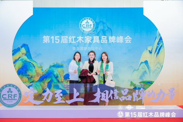 凹凸傳奇紅木董事長(zhǎng)唐麗(右)、經(jīng)理唐路(左)在第15屆紅木家具品牌峰會(huì)現(xiàn)場(chǎng)與中國(guó)收藏家協(xié)會(huì)副會(huì)長(zhǎng)維佳(中)合影 凹凸傳奇紅木董事長(zhǎng)唐麗(右)、經(jīng)理唐路(左)在第15屆紅木家具品牌峰會(huì)現(xiàn)場(chǎng)與中國(guó)收藏家協(xié)會(huì)副會(huì)長(zhǎng)維佳(中)合影