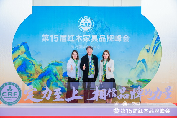 凹凸傳奇紅木董事長(zhǎng)唐麗(右)、經(jīng)理唐路(左)與清華大學(xué)家具設(shè)計(jì)高研班講座教授彭亮(中)合影 凹凸傳奇紅木董事長(zhǎng)唐麗(右)、經(jīng)理唐路(左)與清華大學(xué)家具設(shè)計(jì)高研班講座教授彭亮(中)合影