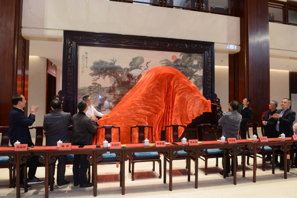 《松青鶴白東方紅巨屏》在懷古創(chuàng)藝園首度揭幕
