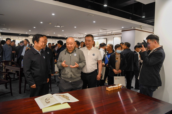 中國(guó)國(guó)家畫院副院長(zhǎng)范揚(yáng)書畫&懷古典藏紅木藝術(shù)聯(lián)展現(xiàn)場(chǎng)嘉賓云集