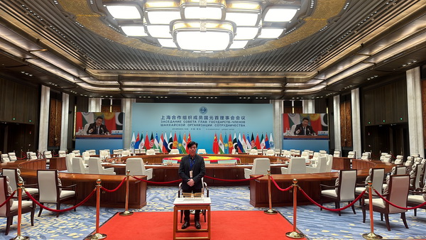 良辰軒紅木董事長姚華良在上合組織峰會主場館留影 良辰軒紅木董事長姚華良在上合組織峰會主場館留影