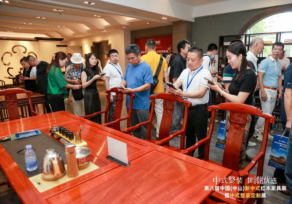 良辰軒紅木《國粹茶臺》在第八屆新中式紅木展暨中式整裝定制展現(xiàn)場備受關(guān)注 良辰軒紅木《國粹茶臺》在第八屆新中式紅木展暨中式整裝定制展現(xiàn)場備受關(guān)注